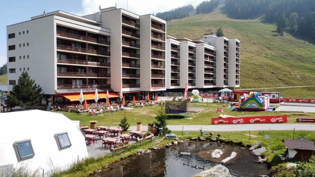 Le restaurant Chez Caroline et sa terrasse en été à Siviez