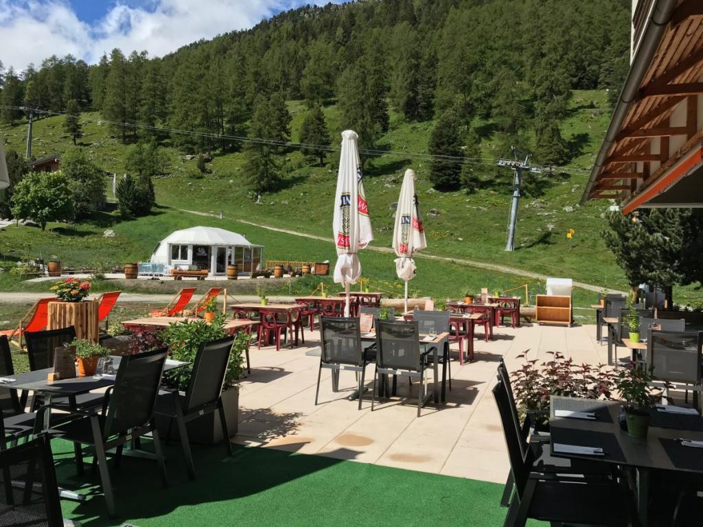 Terrasse ensoleillée de Chez Caroline face aux alpages de Siviez